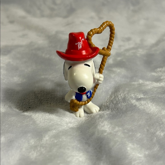 Snoopy Cowboy Valentine Figurine - Picture 4 of 4